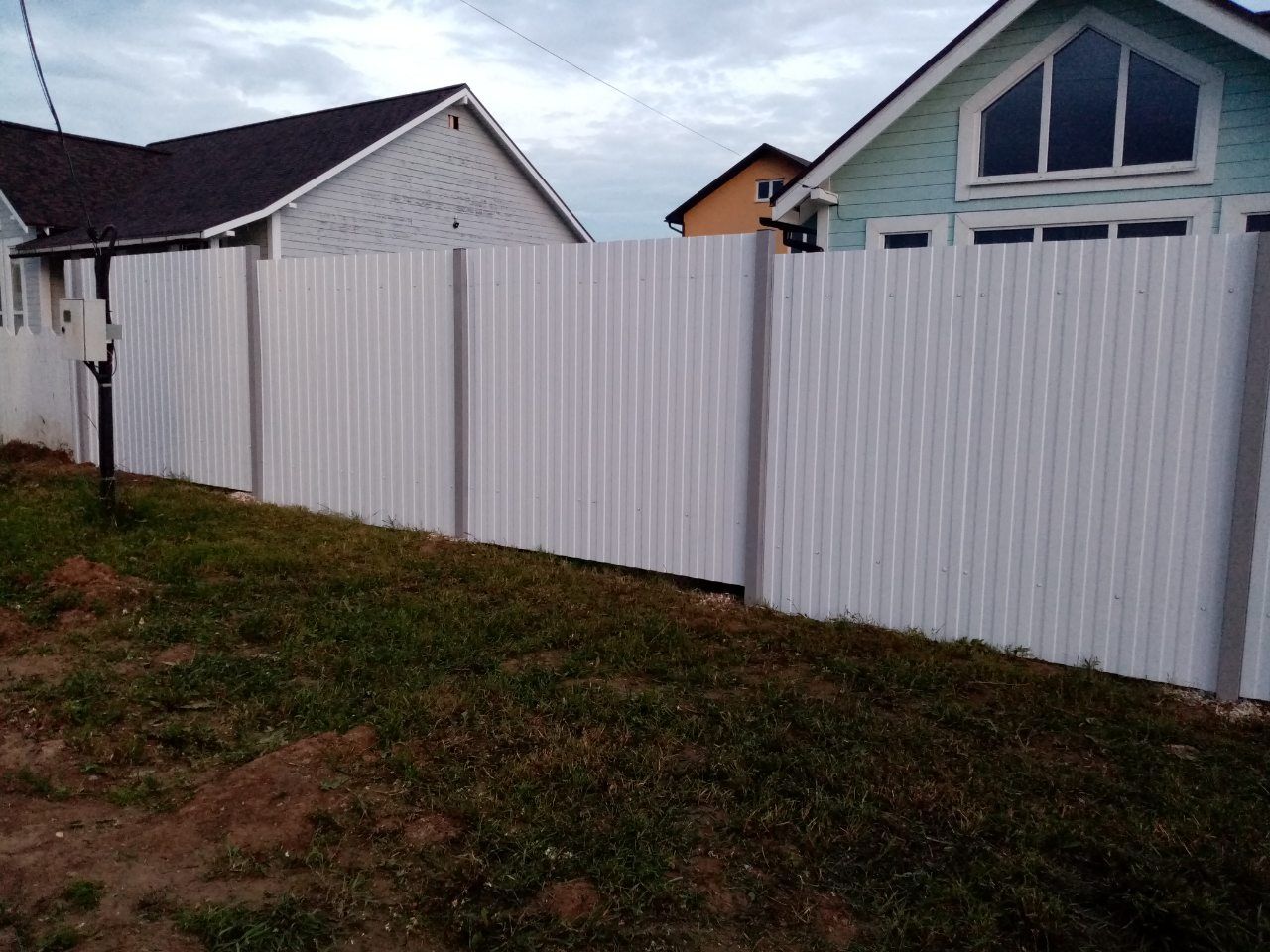 Пример исполнения: Белый профнастил. Изображение для выбора внешнего вида.